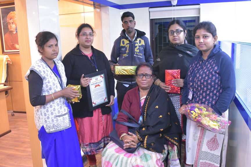 ব্যাঙ্ক এর সন্মানীয় অফিসার জয়ন্তী দাস চক্রবর্তী কে কর্মী বৃন্দের পক্ষ থেকে অবসরকালীন বিদায় সংবর্ধনা