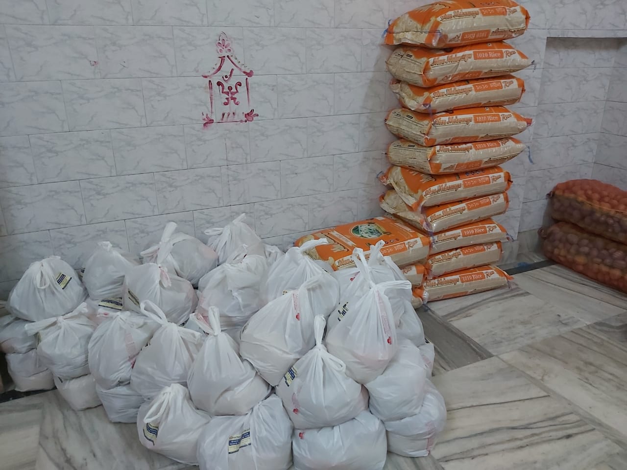 COVID-19 এর ভয়াবহতার কারণে সৃষ্টি হওয়া সংকটজনক পরিস্থিতিতে আর্থিকভাবে পিছিয়ে পড়া ব্যাঙ্কের সদস্য, সদস্যা , গ্রাহক বন্ধুদের ও এলাকার নাগরিকদের রেশন দ্রব্যাদি সরবরাহের মাধ্যমে পাশে থাকার প্রয়াস |